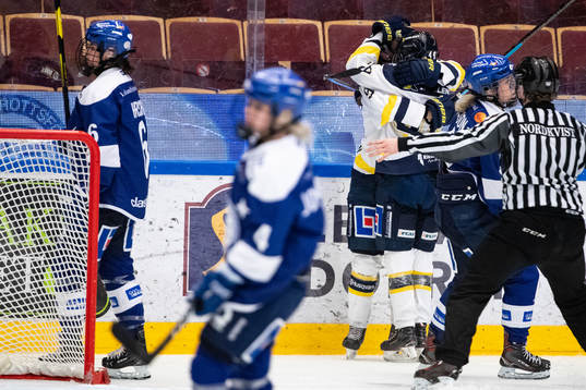 s Maja Jakobsson jublar
