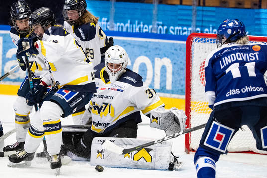 s målvakt Alba Gonzalo och Linnea Andersson och Leksands
