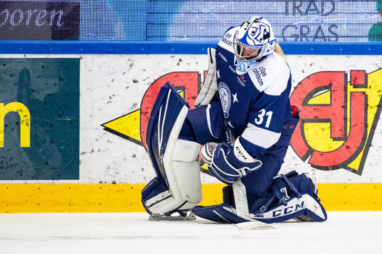 Leksands målvakt Julia Åberg deppar