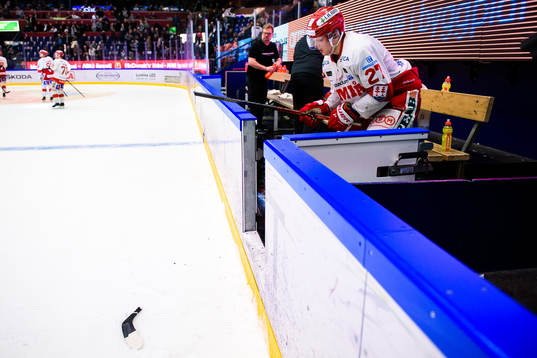 Timrås Johannes Kinnvall deppar och slår sönder klubban