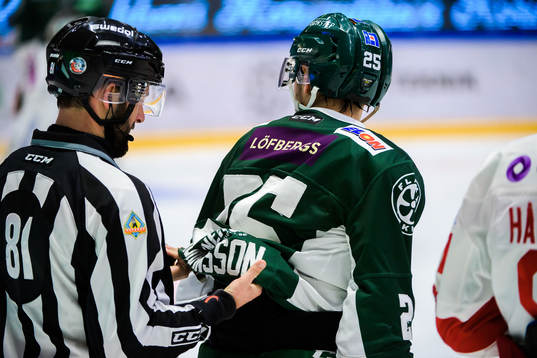 Linjedomare Anders Jansson rättar till Färjestads Martin