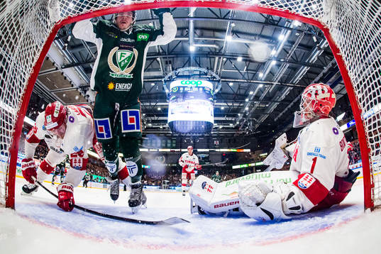 Timrås Hampus Larsson och målvakt Victor Brattström