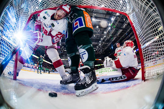 Timrås Hampus Larsson och målvakt Victor Brattström