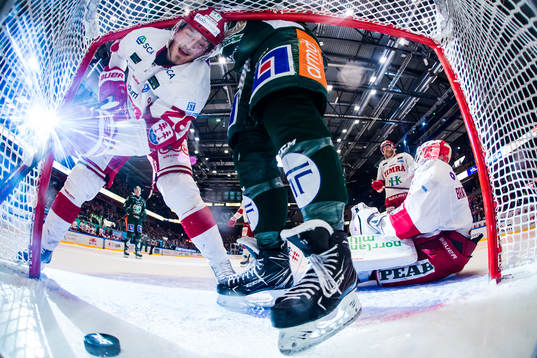 Timrås Hampus Larsson och målvakt Victor Brattström