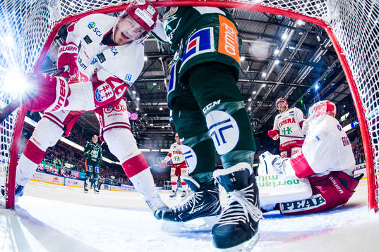 Timrås Hampus Larsson och målvakt Victor Brattström