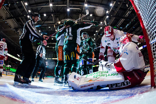 Timrås Morten Madsen och målvakt Victor Brattström deppar