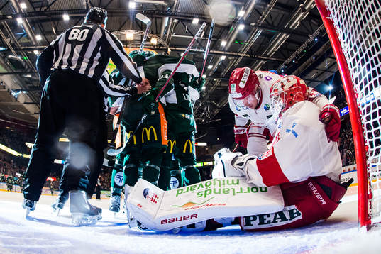 Timrås Morten Madsen och målvakt Victor Brattström deppar