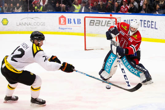 Brynäs Joachim Rohdin och Örebros målvakt Jhonas Enroth