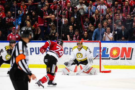 Örebros Nick Ebert och Brynäs målvakt Joacim Eriksson