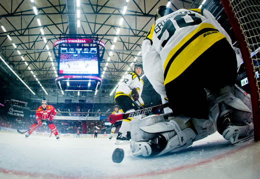 Örebros Shane Harper vid 1-0 målet på Brynäs målvakt