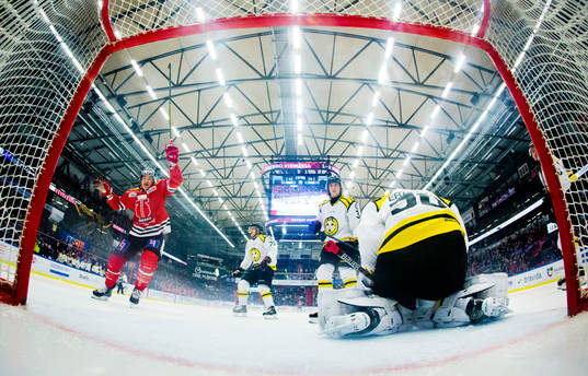 Örebros Shane Harper jublar vid 1-0 målet på Brynäs