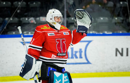 Örebros målvakt Jhonas Enroth jublar