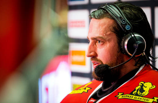 Örebros målvakt Jhonas Enroth blir intervjuad