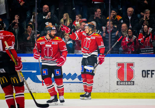 Örebros Rodrigo Abols gör 1-0 och jublar med Nick Ebert