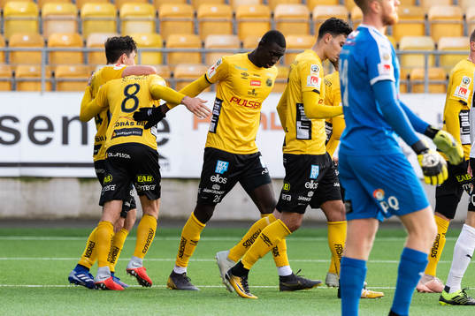Elfsborgs Samuel Holmén kramas om av Stefan Ishizaki och