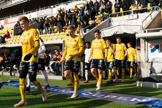 Lagen kommer in på arenan