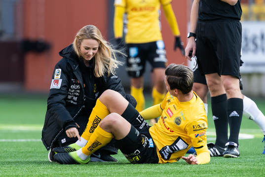 Elfsborgs läkare Matilda Lundblad behandlar Jonathan Levi