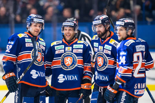 Växjös Arvid Lundberg (vänster) jublar med lagkamrater