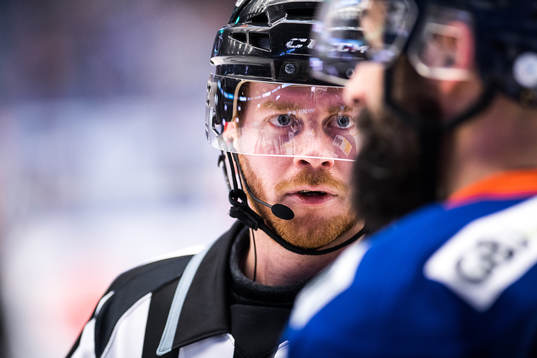 Linjedomare Anders Nyqvist i samtal med Växjös Daniel