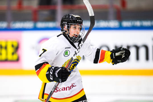 Södermanlands Alice Wallin  jublar