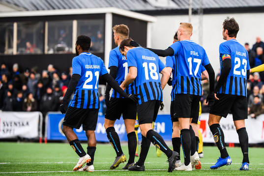 Sirius Jesper Arvidsson jublar med lagkamrater
