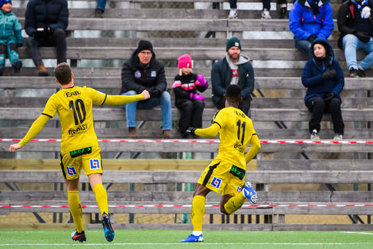Halmstads Gabriel Gudmundsson och Sadat Karim jublar