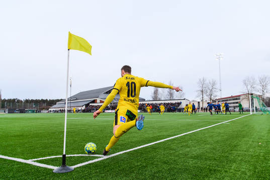 Halmstads Gabriel Gudmundsson slår en hörna