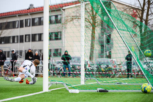 Sirius Jesper Arvidson (ej i bild) gör 1-0 bakom Halmstads