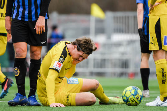 Halmstads Alexander Berntsson  har ont