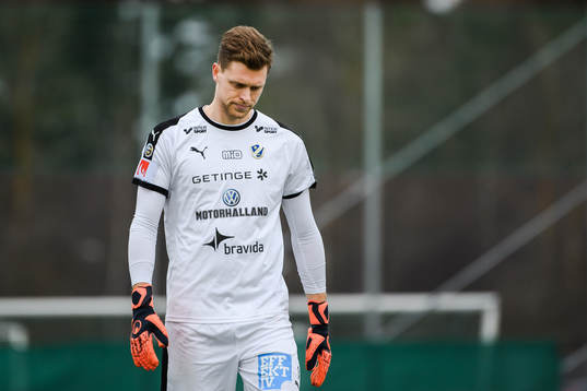 Halmstads målvakt Malkolm Nilsson deppar