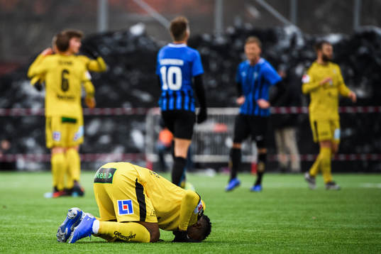 Halmstads Sadat Karim ber en bön
