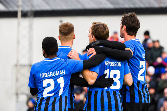 Sirius Jesper Arvidsson jublar med lagkamrater