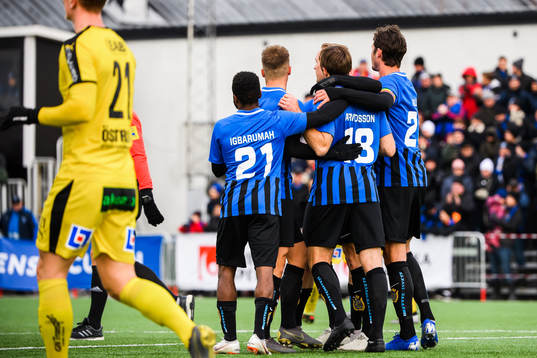 Sirius Jesper Arvidsson jublar med lagkamrater