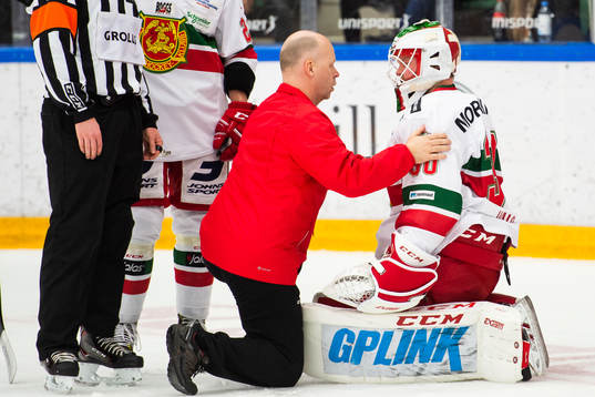Moras målvakt Janne Juvonen undersöks av läkare