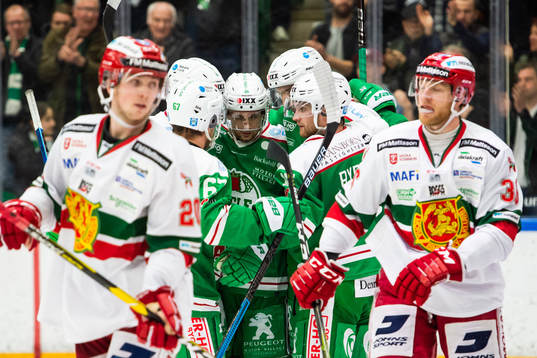 Rögles Mattias Sjögren jublar med lagkamrater