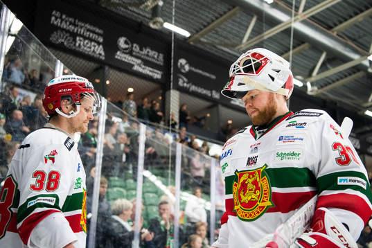 Moras Adam Masuhr och målvakt Janne Juvonen deppar