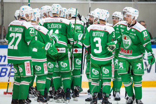 Rögles spelare jublar