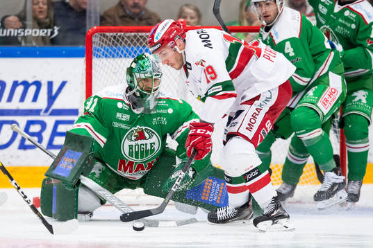 Rögles målvakt Ville Kolppanen och Moras John Persson