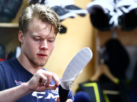 Linköpings Anton Karlsson före ishockeymatchen i SHL