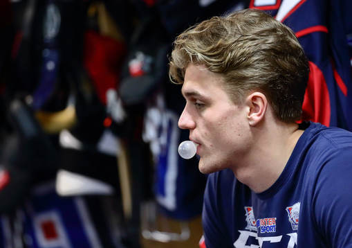 Linköpings Adam Ginning före ishockeymatchen i SHL mellan