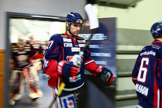 Linköpings Dan Pettersson före ishockeymatchen i SHL