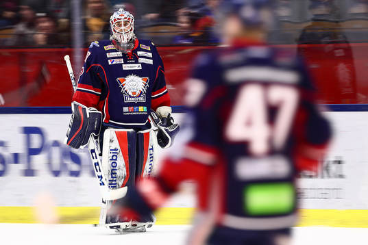 Linköpings målvakt Jacob Johansson före ishockeymatchen