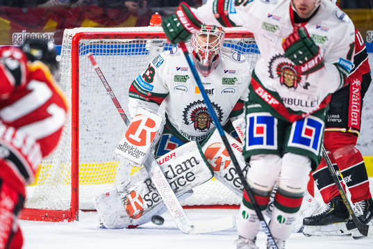 Luleås Petter Emanuelsson skjuter mot Frölundas målvakt