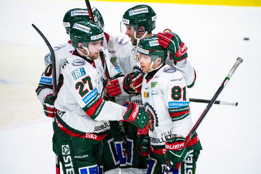 Frölundas Ponthus Westerholm och Ryan Lasch jublar