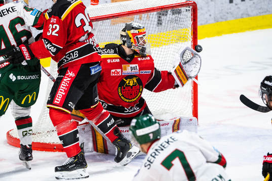 Frölundas Pathrik Westerholm träffar ribban bakom Luleås