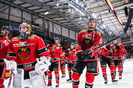 Luleås målvakt Joel Lassinantti och Karl Fabricius jublar