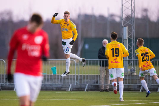 Falkenbergs Marcus Mathisen jublar