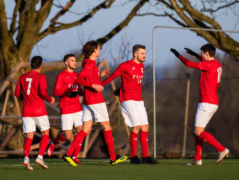 Degerfors Erik Björndahl jublar med lagkamrater
