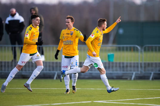 Falkenbergs Tobias Englund jublar
