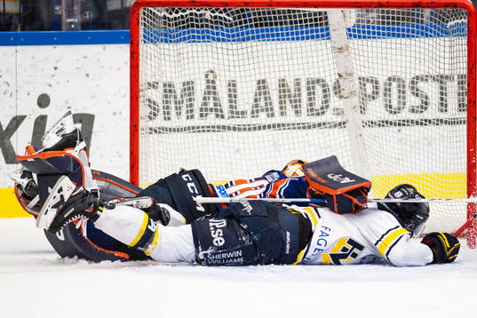 s Anton Bengtsson gör 3-2 på Växjös målvakt Viktor